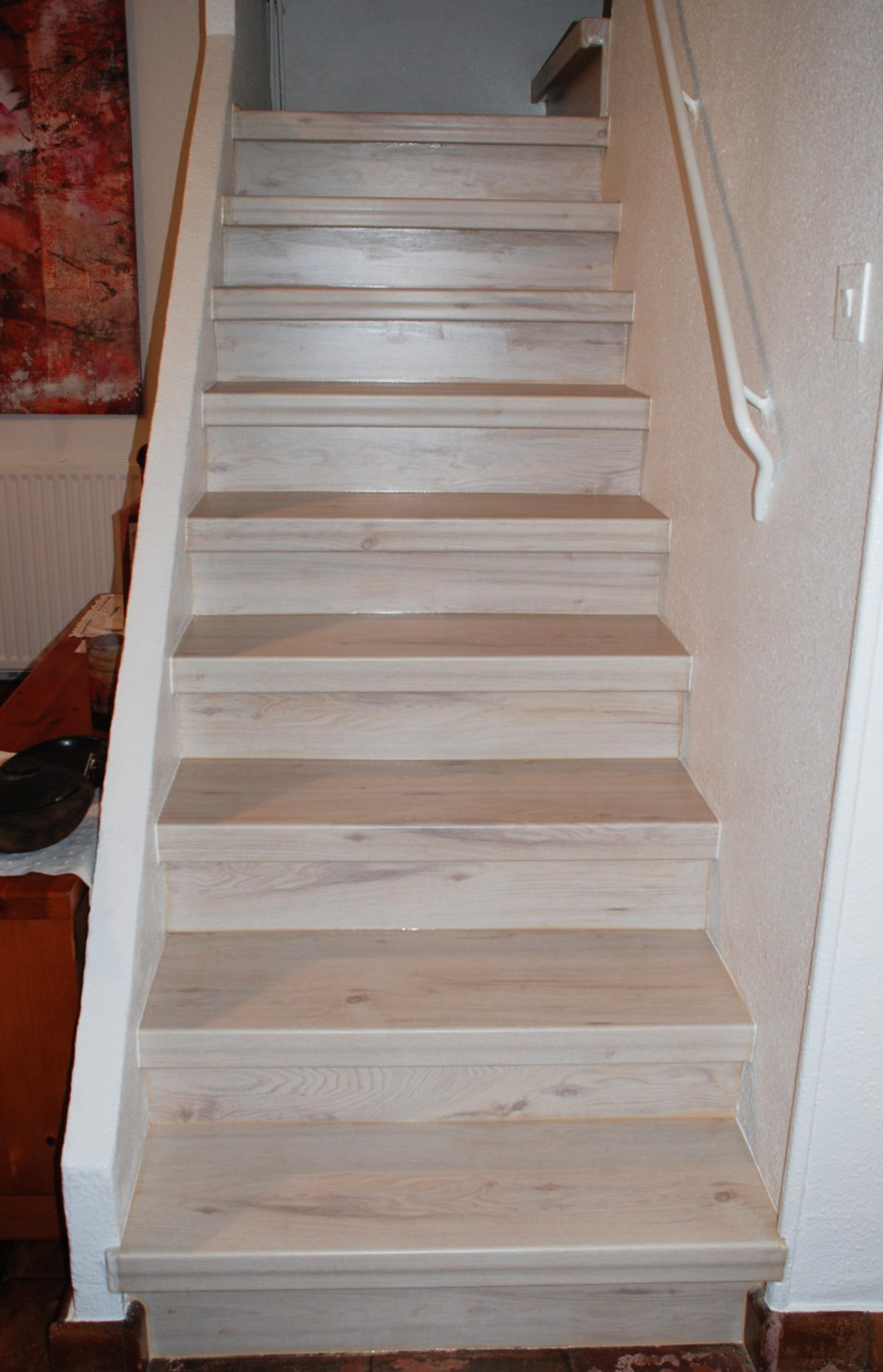 Treppenrenovierung mit Laminat Weißer Nussbaum - nachher